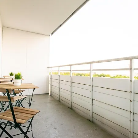 Apartment Raj Living - 1 Or 3 With Balcony - 20 Min Messe Dus & Airport Dus *