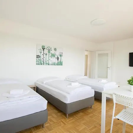 Raj Living - 1 Or 3 With Balcony - 20 Min Messe Dus & Airport Dus Apartment *