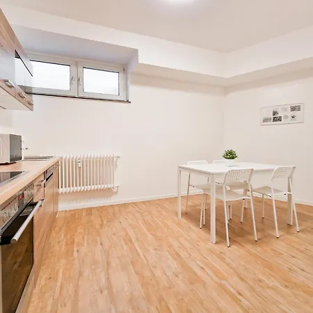 Raj Living - 1 Or 3 With Balcony - 20 Min Messe Dus & Airport Dus Apartment *